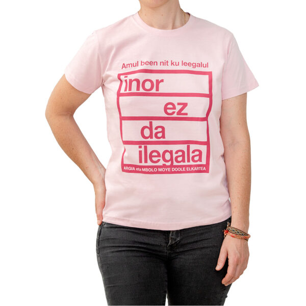 "Inor ez da ilegala" kamiseta arrosa
