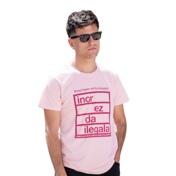 "Inor ez da ilegala" kamiseta arrosa